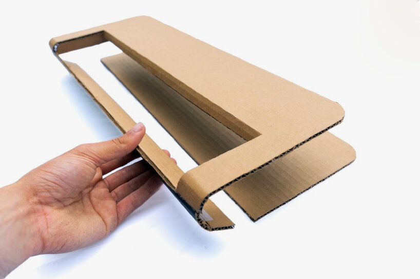 El cartón forma los paneles superior e inferior.