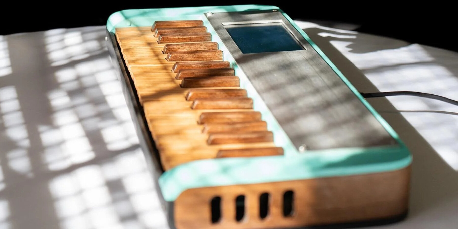 cardboard-synthesizer-sounds-handmade-wooden-keys-walnut-oak-designboom-ban