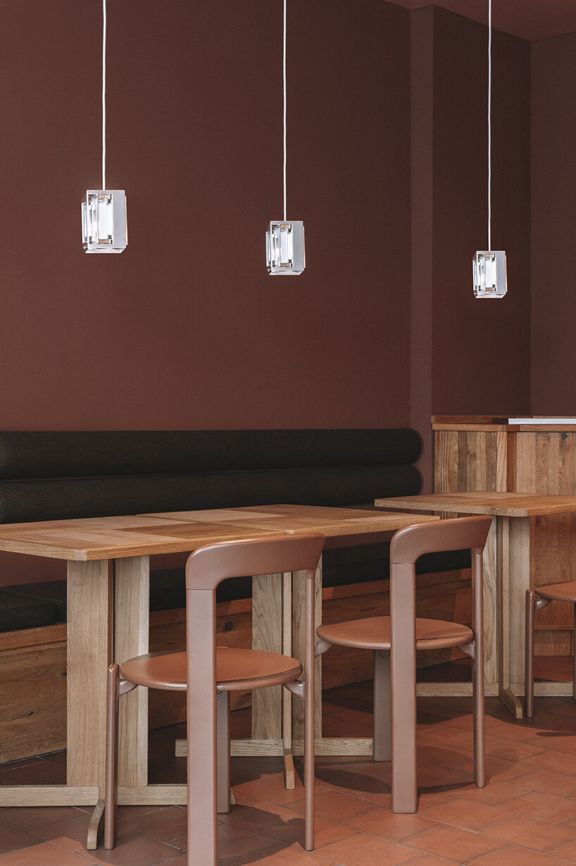 Un espacio de hospitalidad híbrido común en Berlín integra una pequeña panadería y una pizzería en un espacio interior flexible