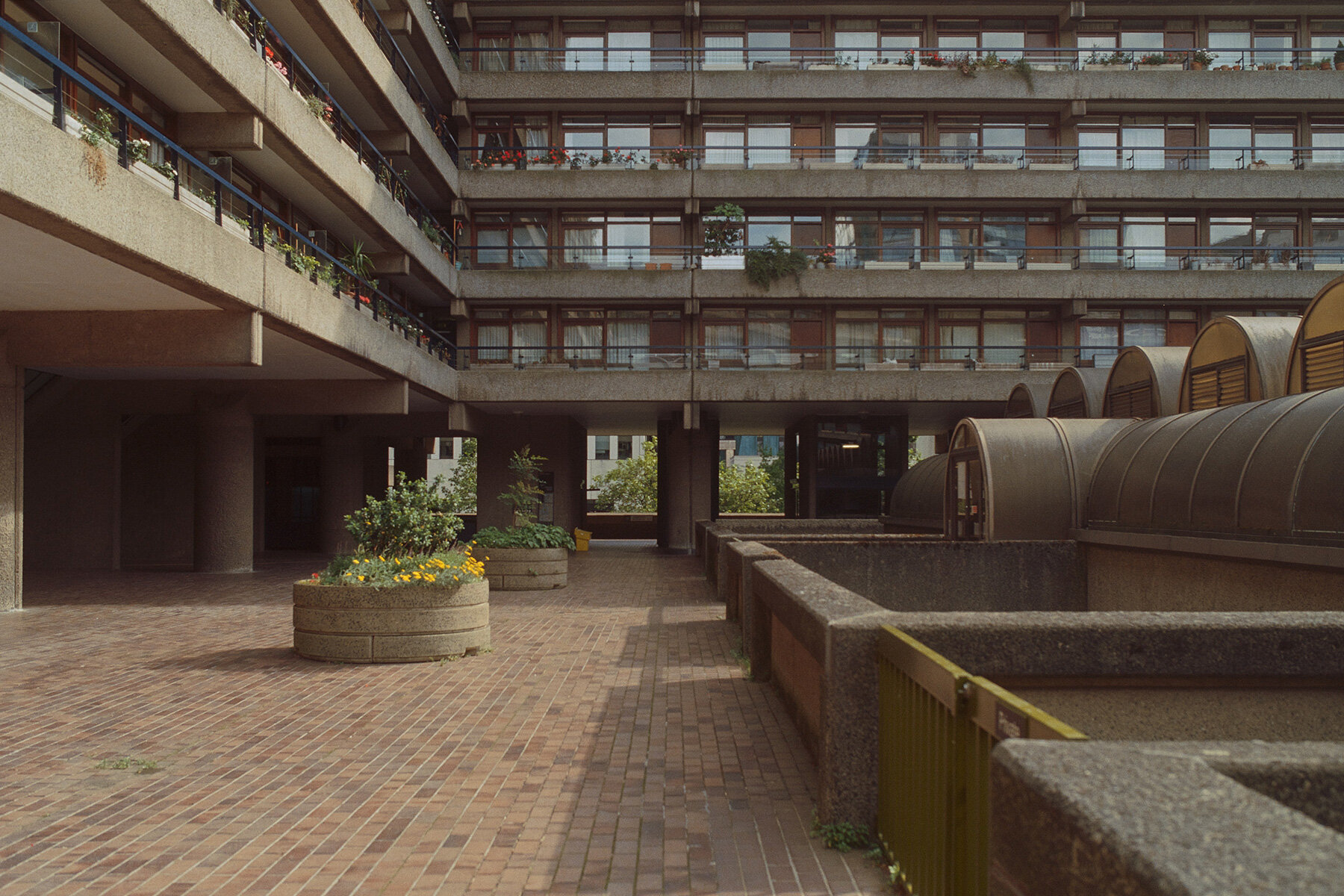 concrete-towers-water-gardens-elevated-paths-barbican-david-altrath-lens-designboom-large01