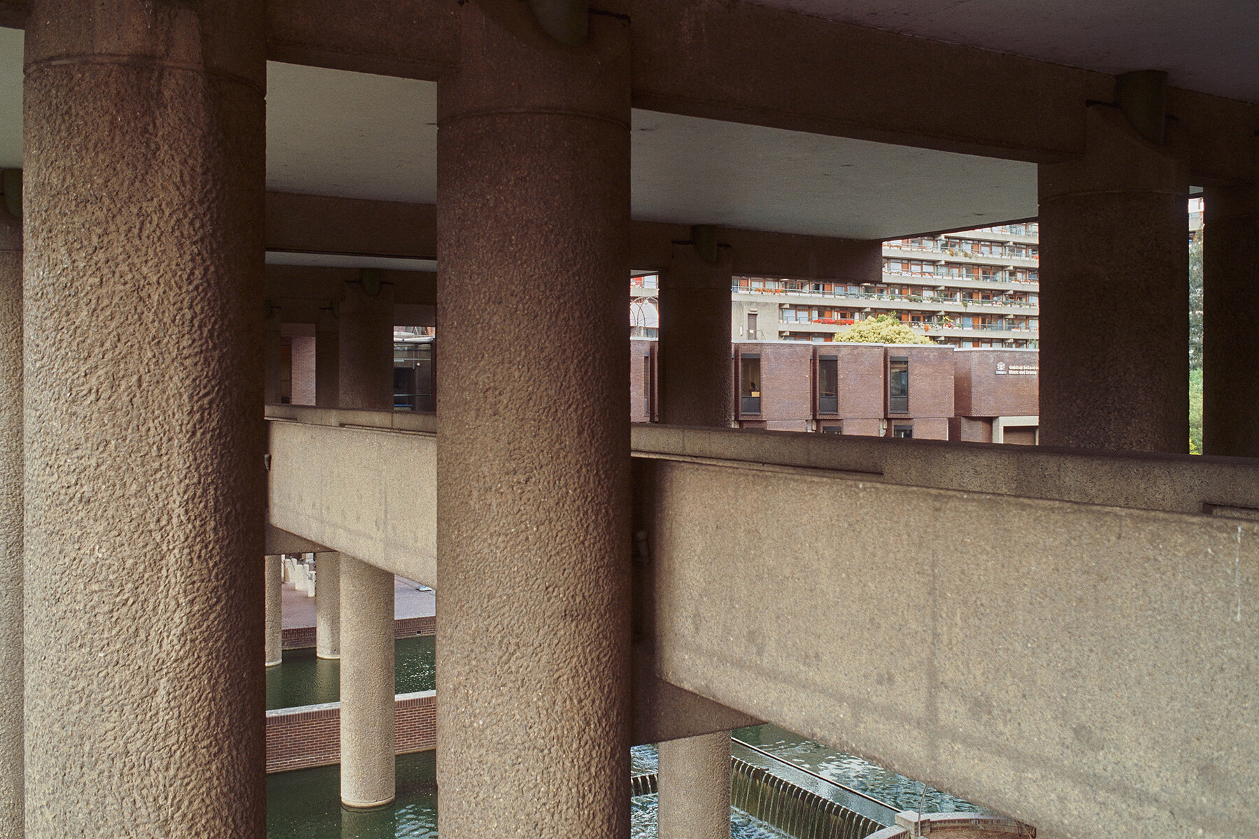 concrete-towers-water-gardens-elevated-paths-barbican-david-altrath-lens-designboom-large02