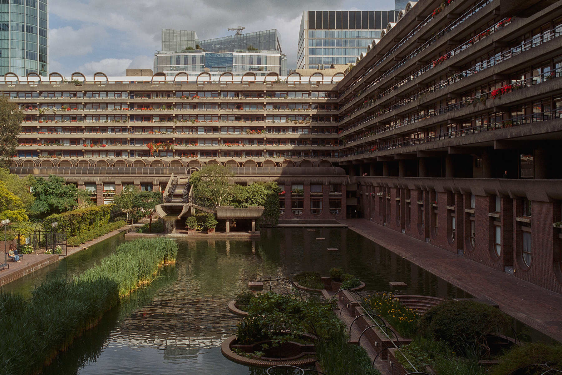 concrete-towers-water-gardens-elevated-paths-barbican-david-altrath-lens-designboom-large03