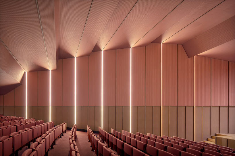 El interior rosa brillante da vida a la sala de conciertos de acústica adaptativa del Complejo Cultural del Saxofón Español