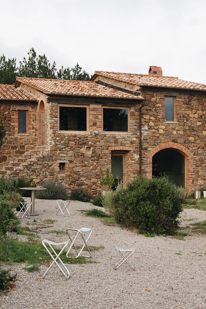 Crosby Studios restaura una casa de campo toscana del siglo XVII con detalles metálicos y escultóricos.