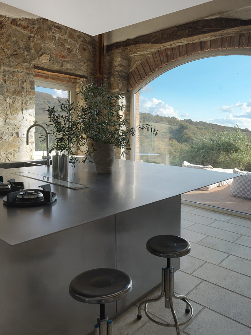 Crosby Studios restaura una casa de campo toscana del siglo XVII con detalles metálicos y escultóricos.