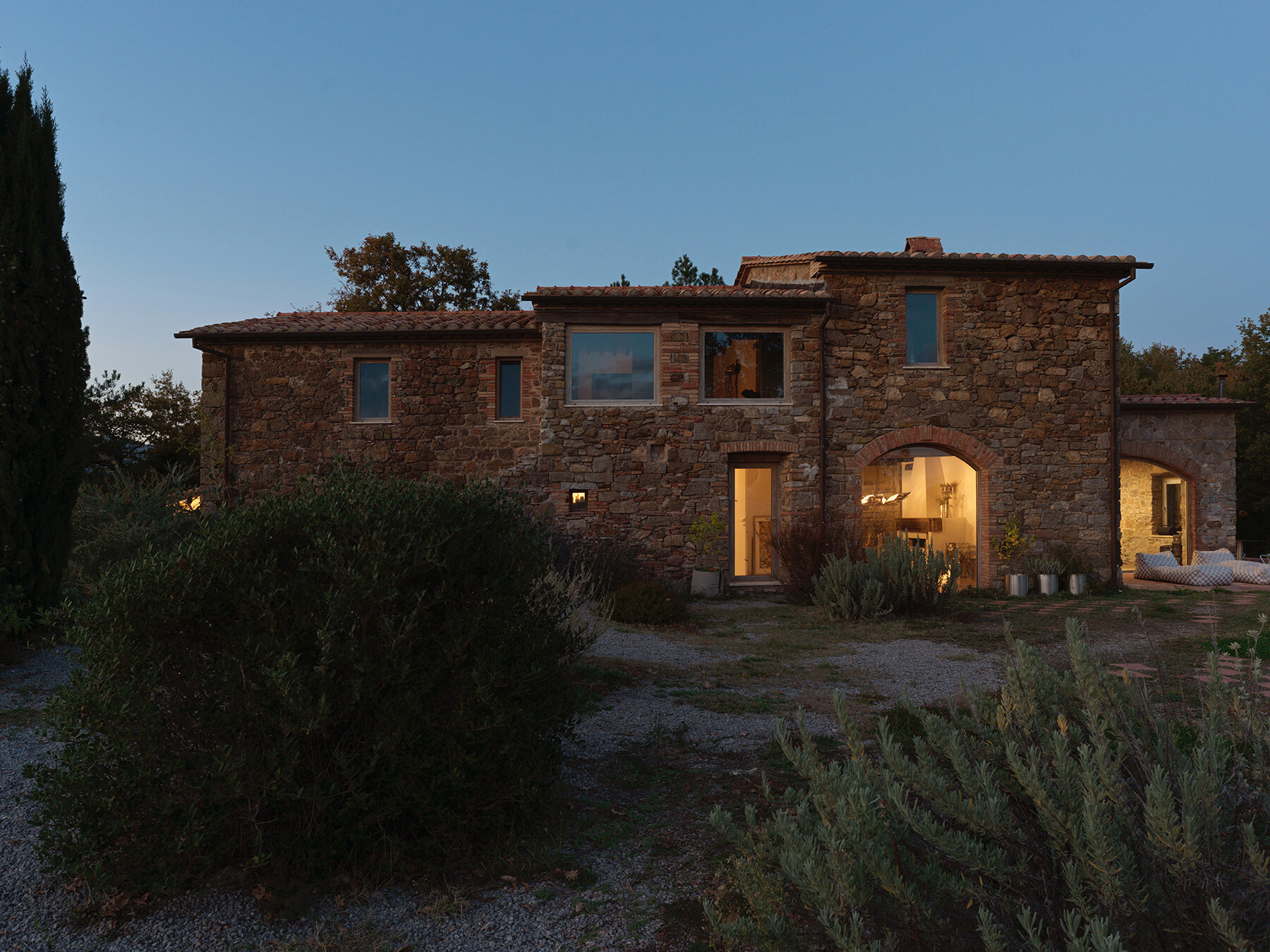 crosby-studios-17th-century-tuscan-farmhouse-metallic-accents-handcrafted-details-designboom-large01