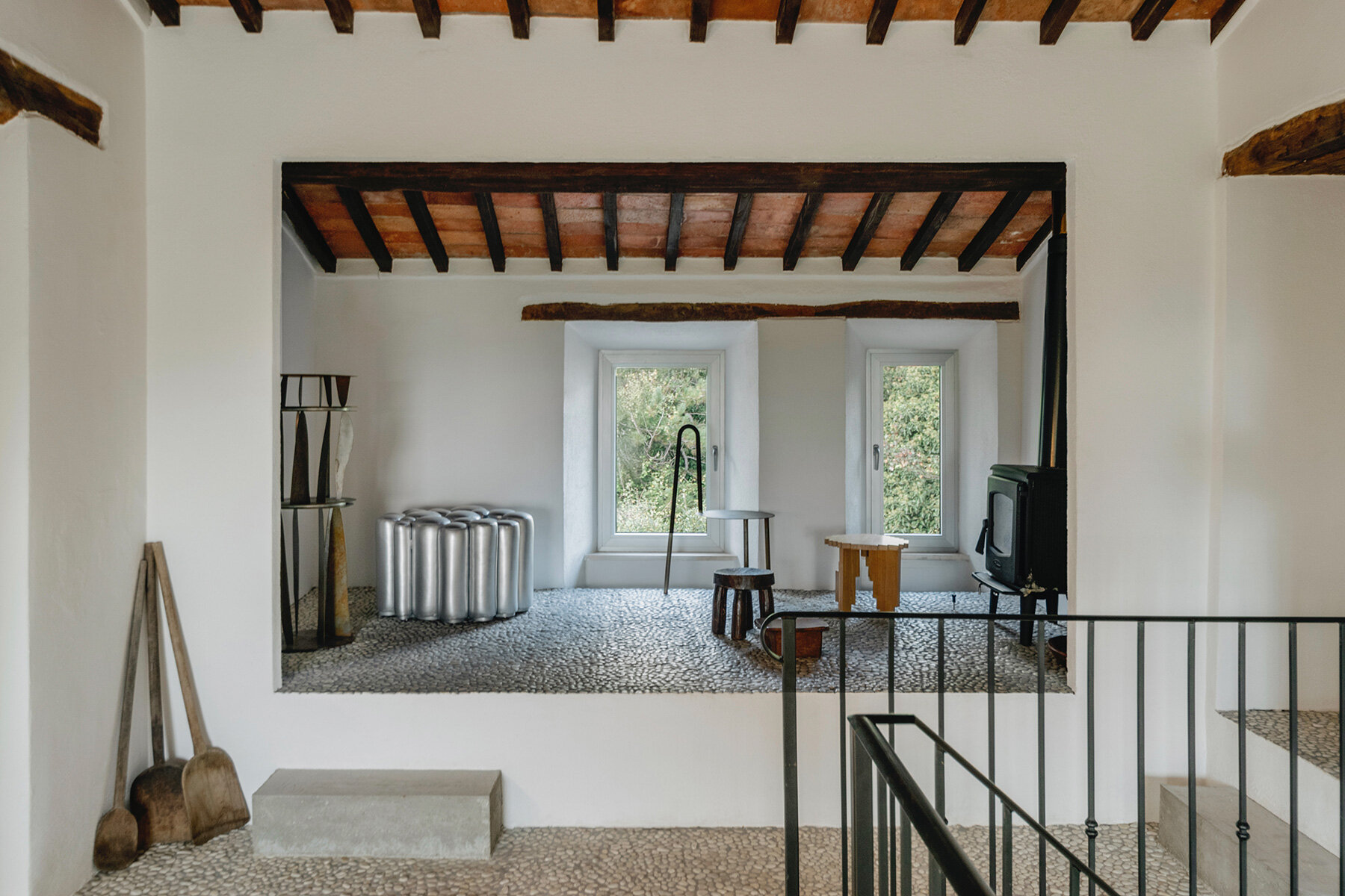 crosby-studios-17th-century-tuscan-farmhouse-metallic-accents-handcrafted-details-designboom-large02