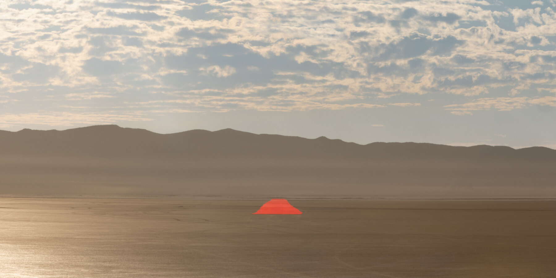 el-mirage-red-line-installation-gregory-orekhov-california-desert-designboom-1800-2