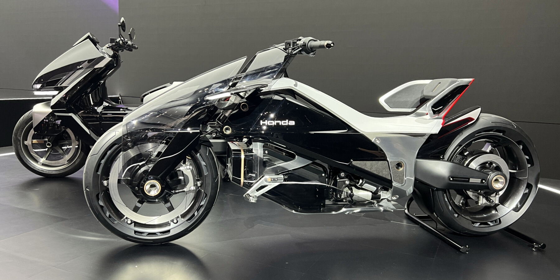 electric-motorcycle-EV-outlier-concept-bucket-style-seat-honda-japan-mobility-show-2025-designboom-ban