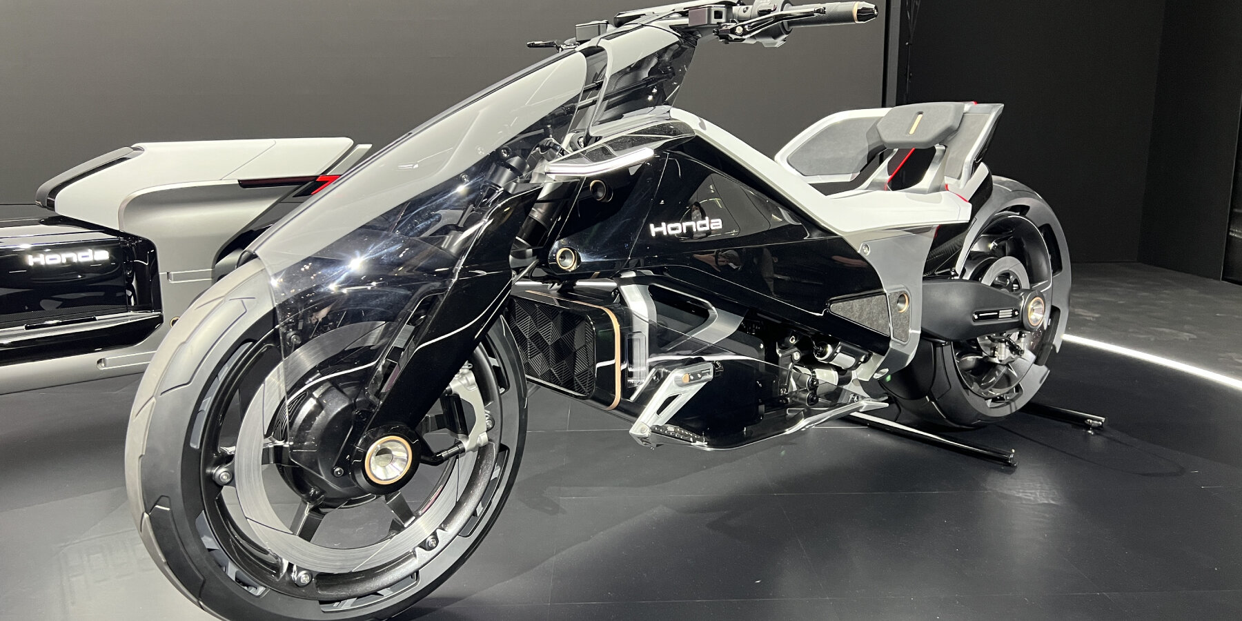 electric-motorcycle-EV-outlier-concept-bucket-style-seat-honda-japan-mobility-show-2025-designboom-ban2