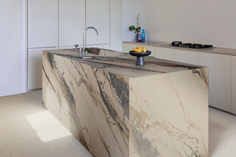 La colección Lexicon de fiandre ofrece una dualidad equilibrada de cerámica expresiva y estructural.