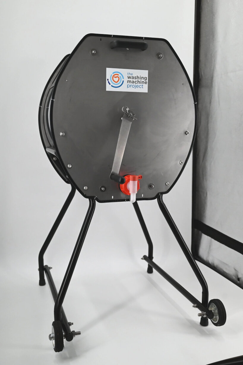 El dispositivo es móvil y portátil para que los usuarios puedan llevarlo a diferentes hogares y lugares