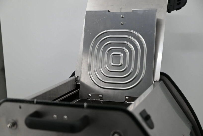 El estropajo en la tapa tiene un patrón texturizado para eliminar las manchas.