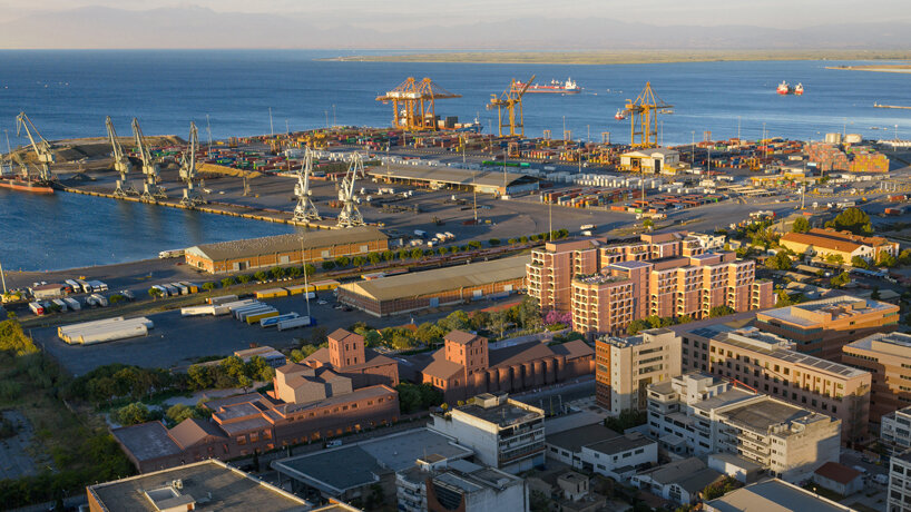 Foster + Partners reinventa una cervecería histórica como un centro frente al mar en Salónica, Grecia