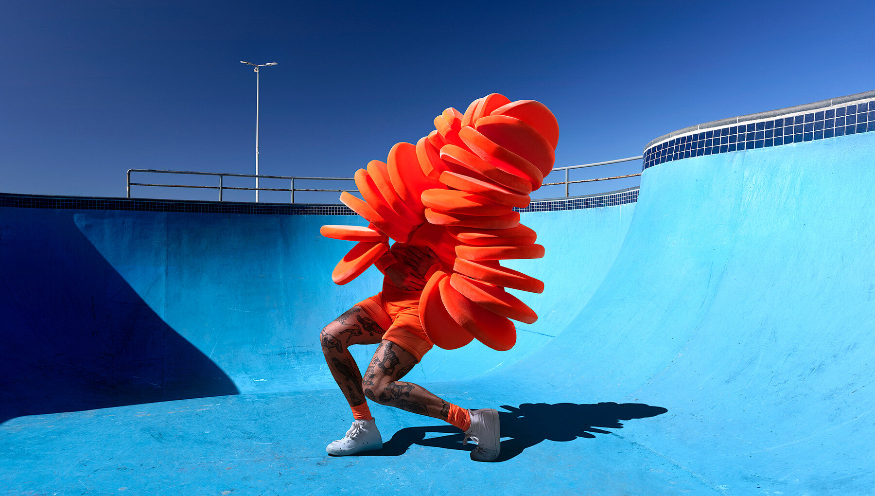 gerwyn-davies-sculptural-costumes-body-dazzling-self-portraits-designboom-large02