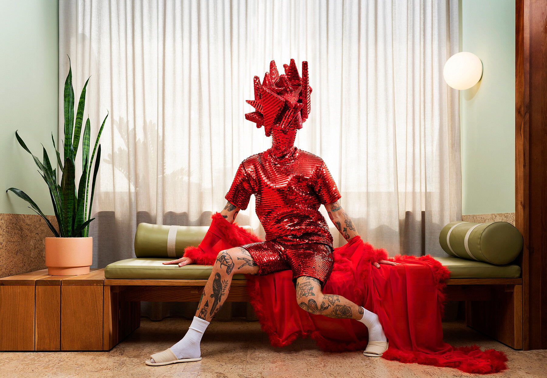 gerwyn-davies-sculptural-costumes-body-dazzling-self-portraits-designboom-large03