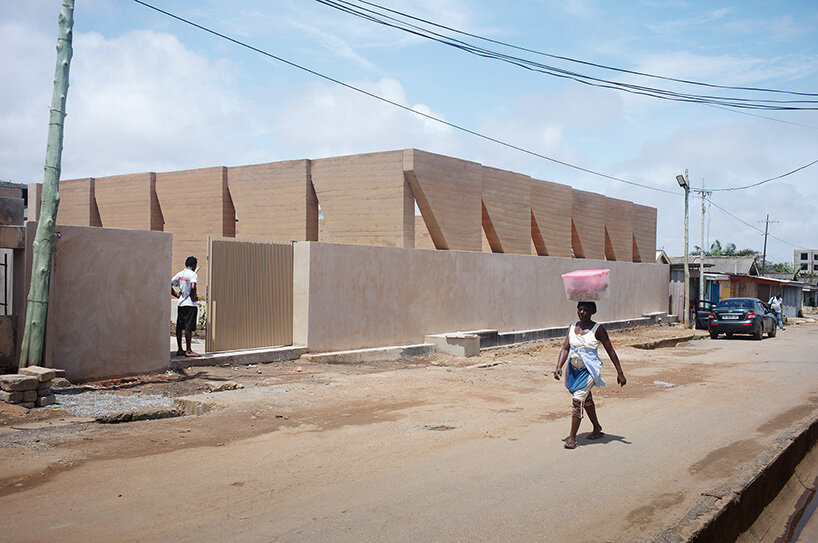 ghana’s first precast rammed earth project by deroche projects hosts community tennis court