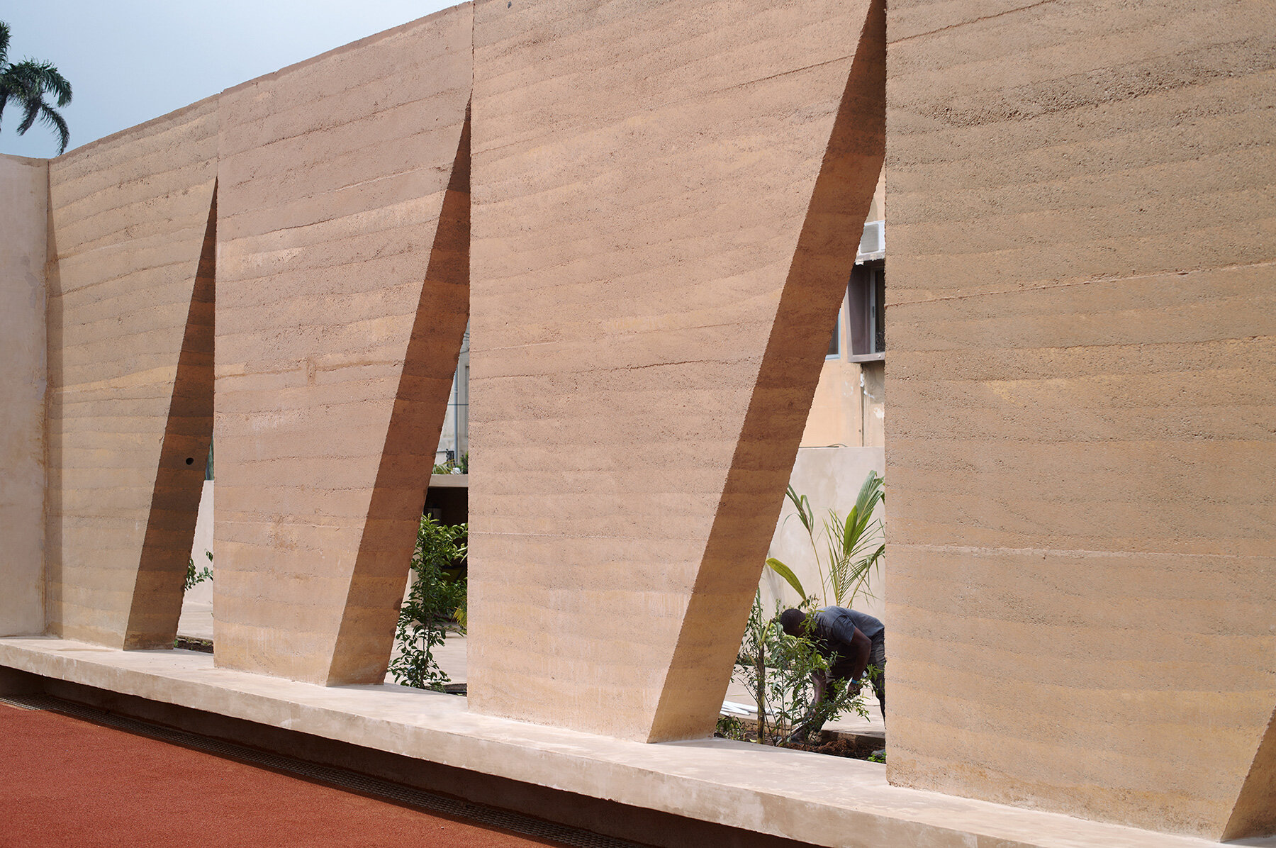 ghana-first-precast-rammed-earth-building-deroche-projects-community-tennis-court-designboom-large01
