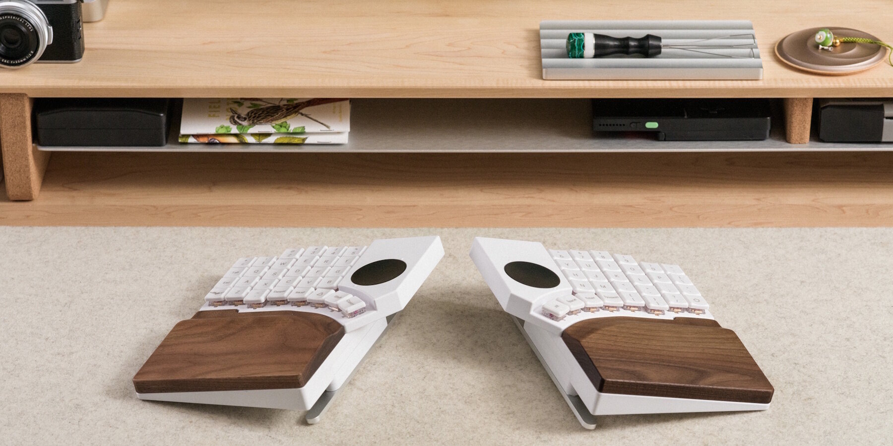 go60-moergo-compact-ergonomic-split-keyboard-mobile-workstation-designboom-1800-2