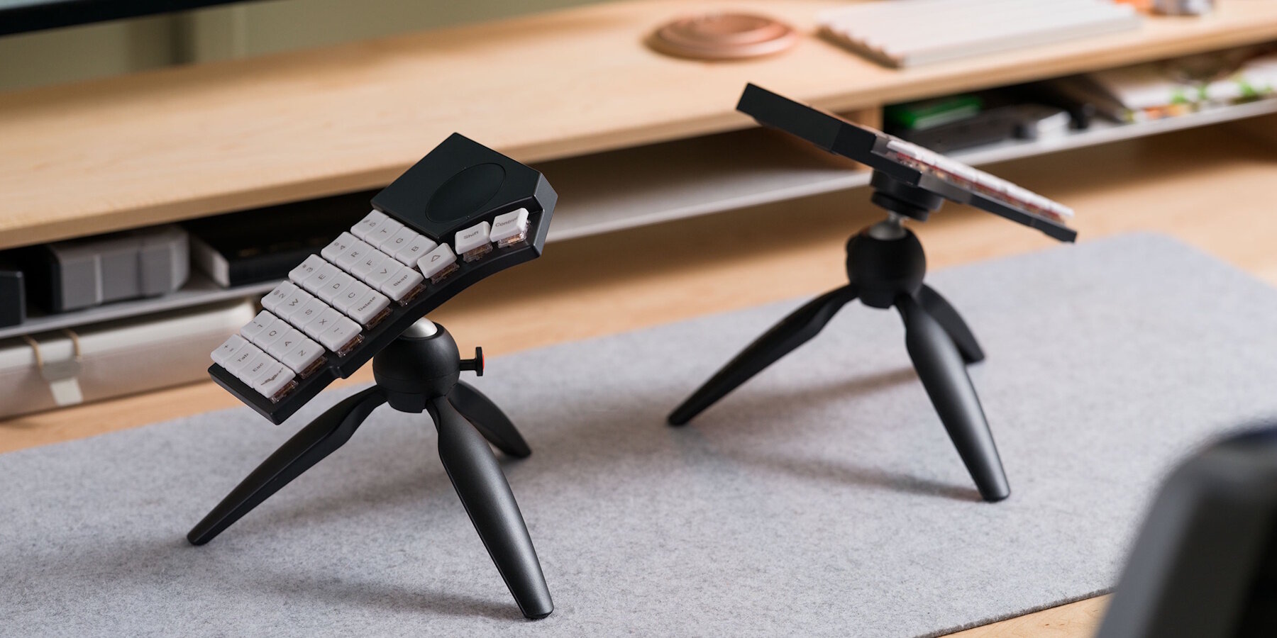 go60-moergo-compact-ergonomic-split-keyboard-mobile-workstation-designboom-1800-3