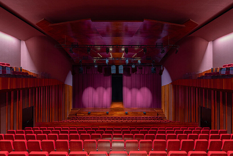 green cork skin camouflages galeria gabinete's portuguese cultural center into its lush setting