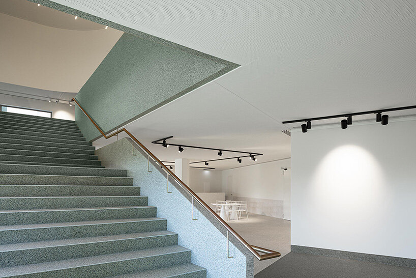 green cork skin camouflages galeria gabinete's portuguese cultural center into its lush setting