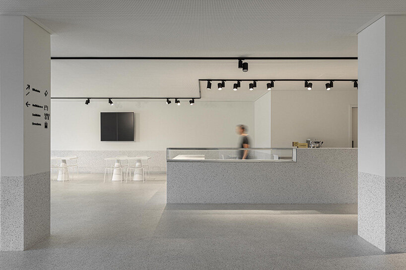 green cork skin camouflages galeria gabinete's portuguese cultural center into its lush setting