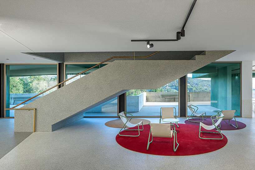 green cork skin camouflages galeria gabinete's portuguese cultural center into its lush setting