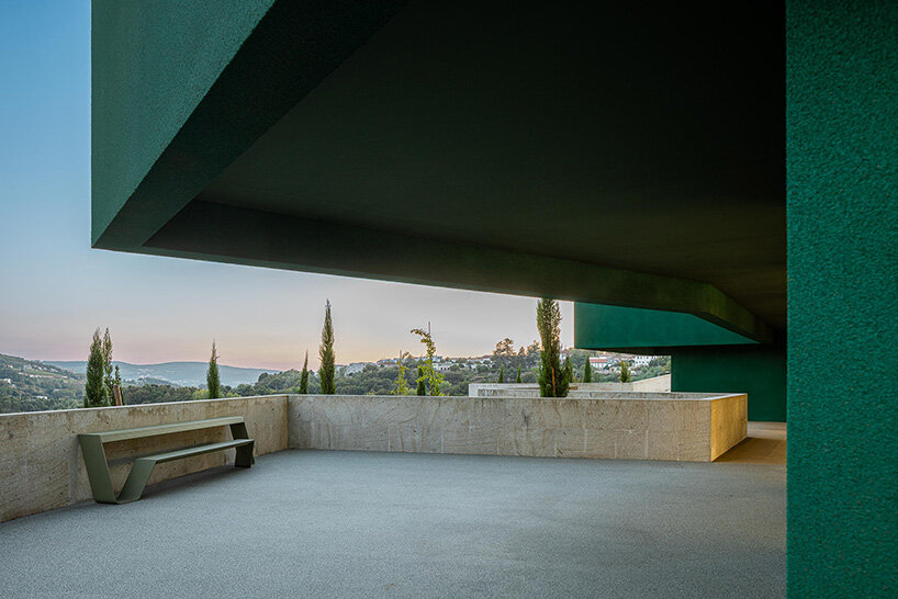green cork skin camouflages galeria gabinete's portuguese cultural center into its lush setting