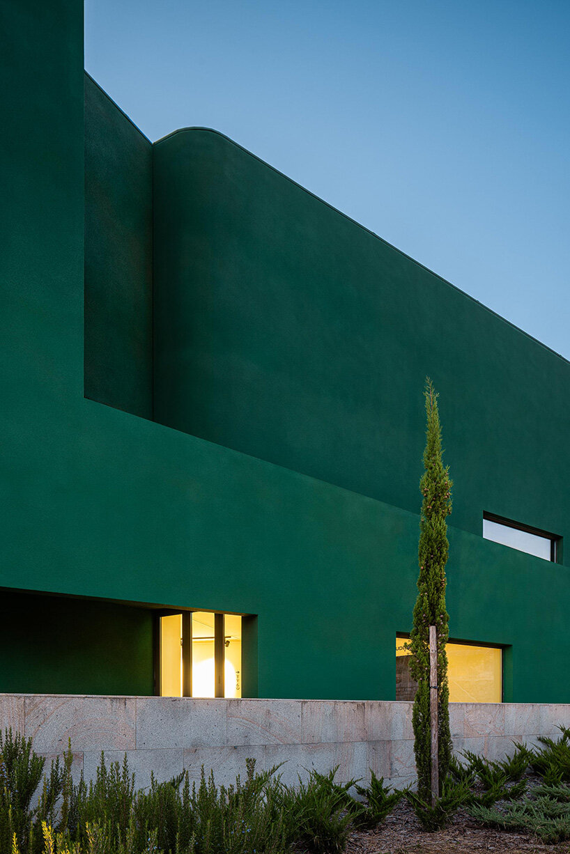 green cork skin camouflages galeria gabinete's portuguese cultural center into its lush setting