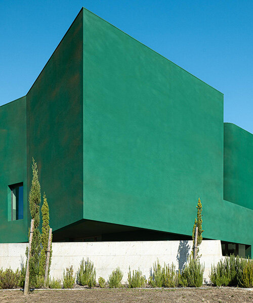 green cork skin camouflages galeria gabinete's portuguese cultural center into its lush setting