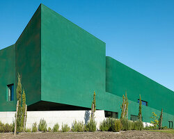 green cork skin camouflages galeria gabinete's portuguese cultural center into its lush setting