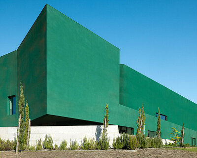 green cork skin camouflages galeria gabinete's portuguese cultural center into its lush setting