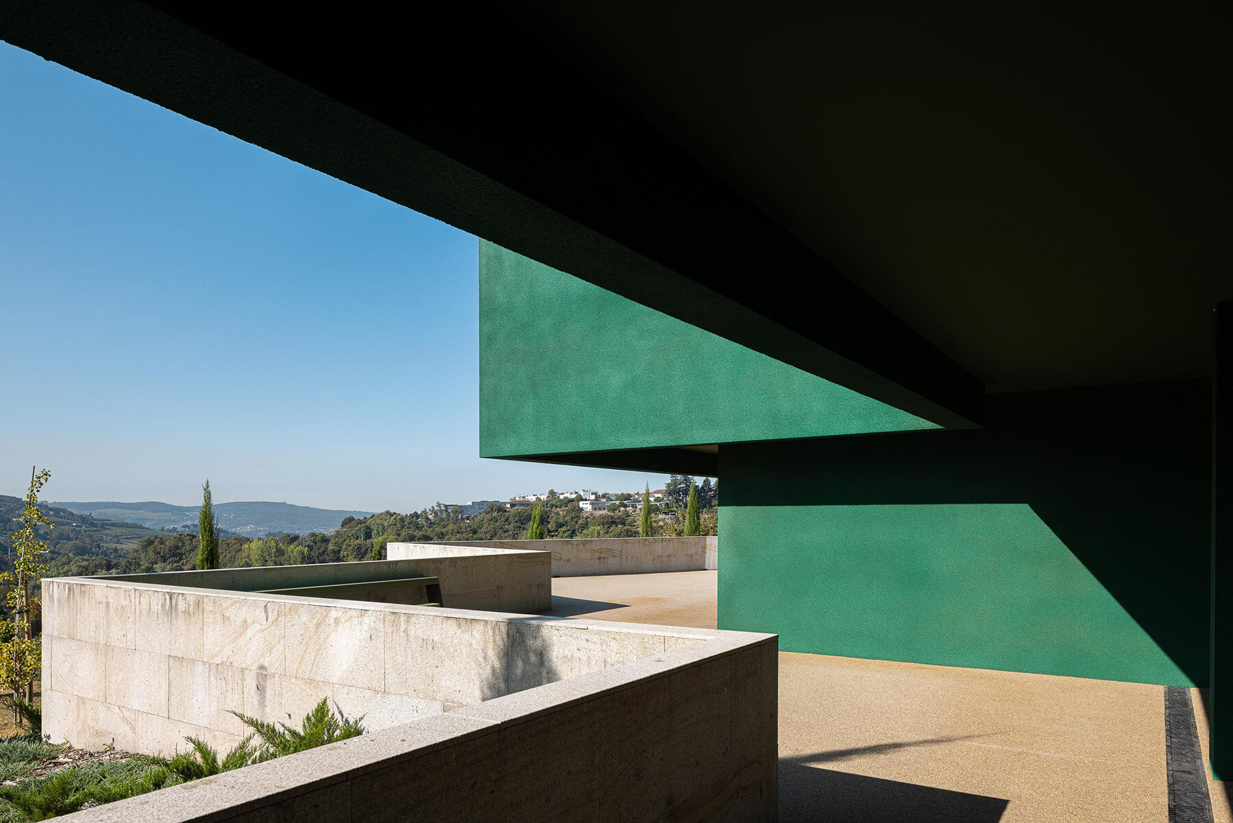 green-cork-skin-galeria-gabinete-portuguese-cultural-center-lush-setting-designboom-large01