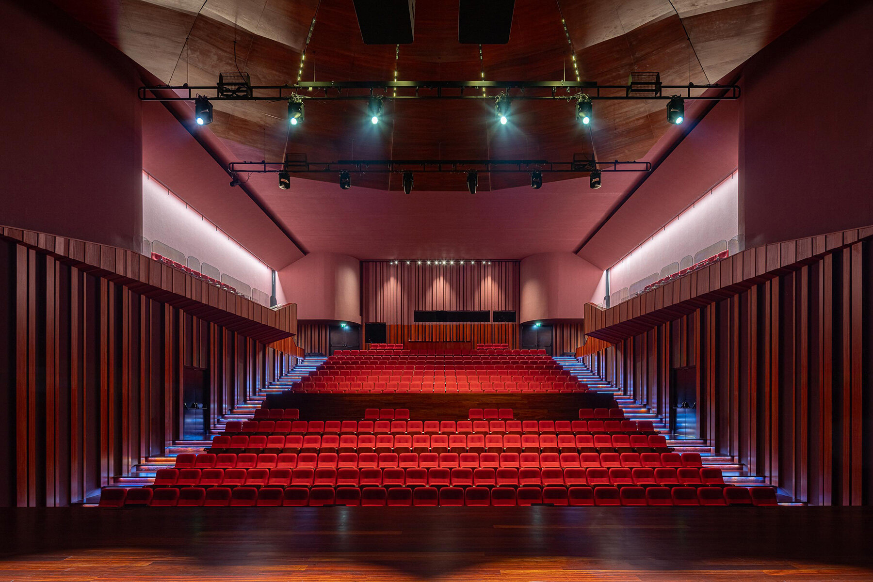 green-cork-skin-galeria-gabinete-portuguese-cultural-center-lush-setting-designboom-large02