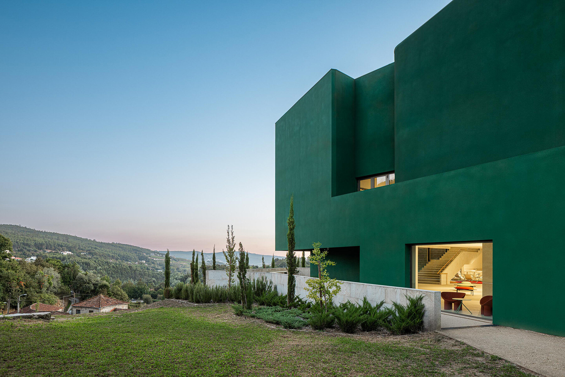 green-cork-skin-galeria-gabinete-portuguese-cultural-center-lush-setting-designboom-large03