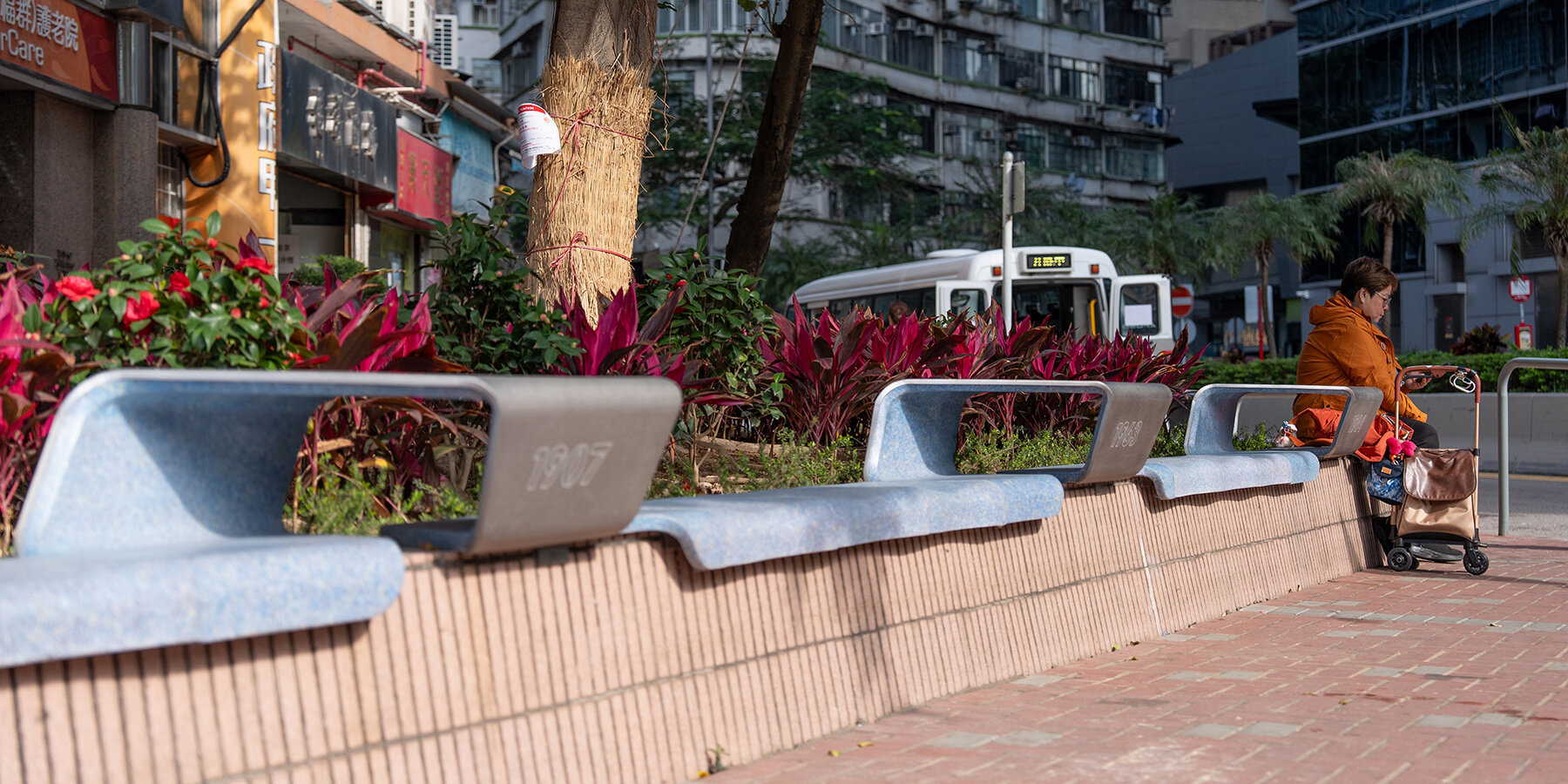 helical-urban-furniture-upcycled-surgical-masks-hong-kong-coastline-tidal-stories-design-py-designboom-1800-2