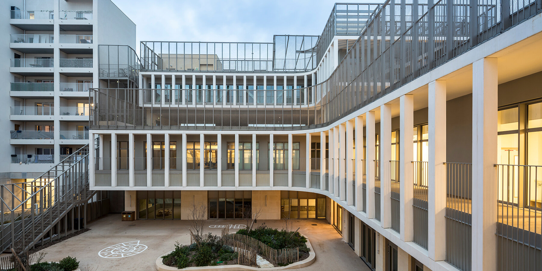 interlocking-stone-volumes-layered-les-fabriques-school-complex-brenac-gonzalez-associes-marseille-france-designboom-1800-2
