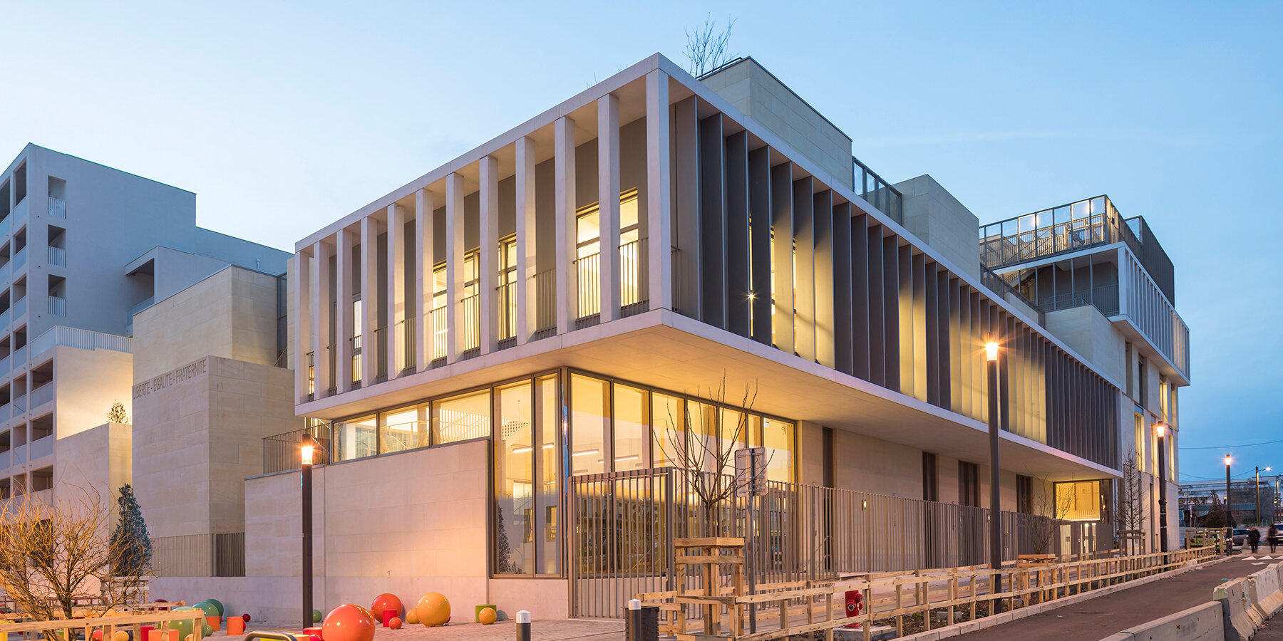 interlocking-stone-volumes-layered-les-fabriques-school-complex-brenac-gonzalez-associes-marseille-france-designboom-1800-3