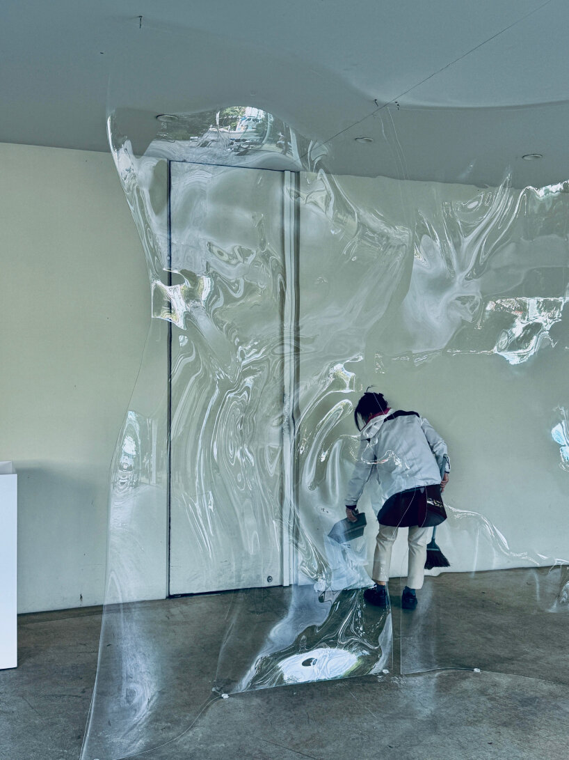 La luz y el movimiento cambian con las personas y el entorno.