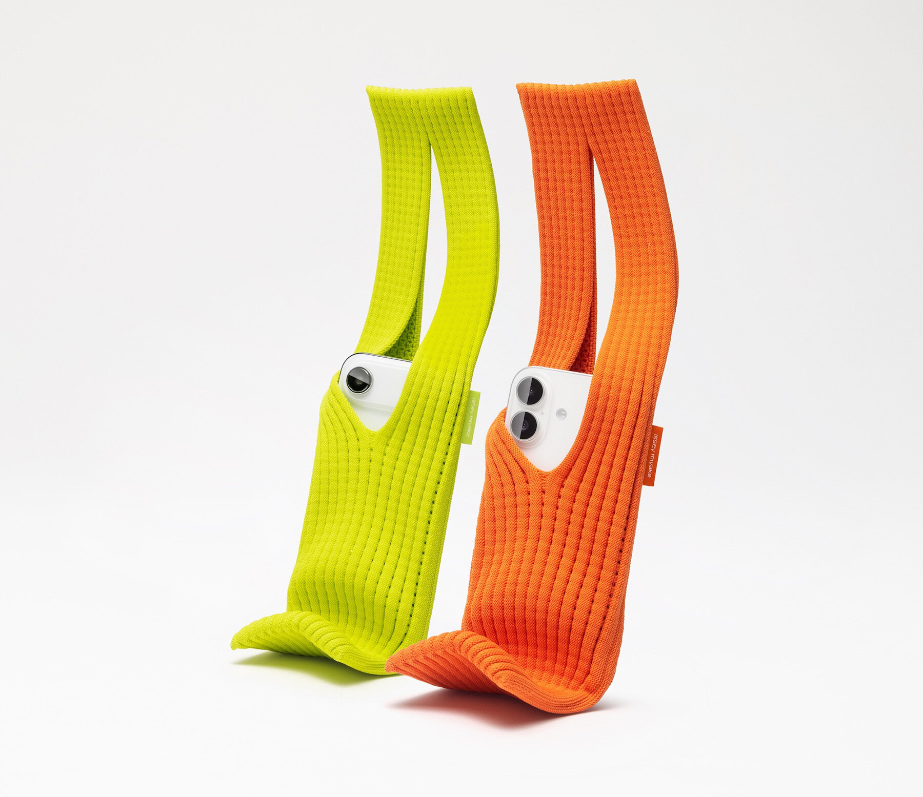 issey-miyake-apple-3d-knitted-iphone-pocket-wearable-way-device-designboom-large02