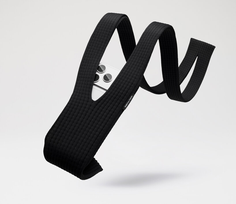 Issey Miyake se asocia con Apple para crear un “bolsillo para iPhone” tejido en 3D para llevar su dispositivo portátil