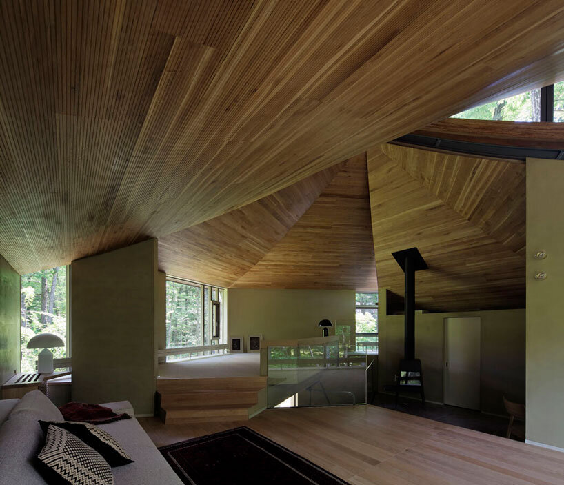 Villa con dosel de madera hexagonal en un jardín de musgo japonés