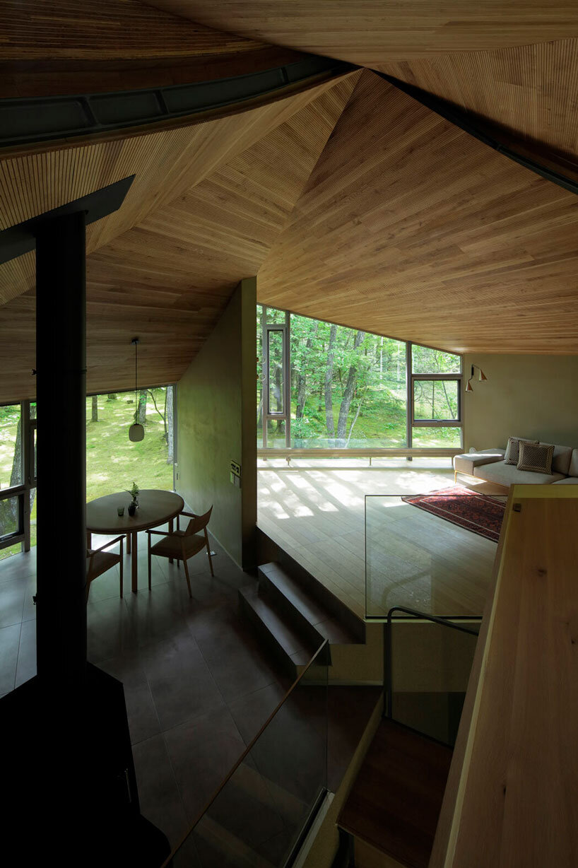 Villa con dosel de madera hexagonal en un jardín de musgo japonés