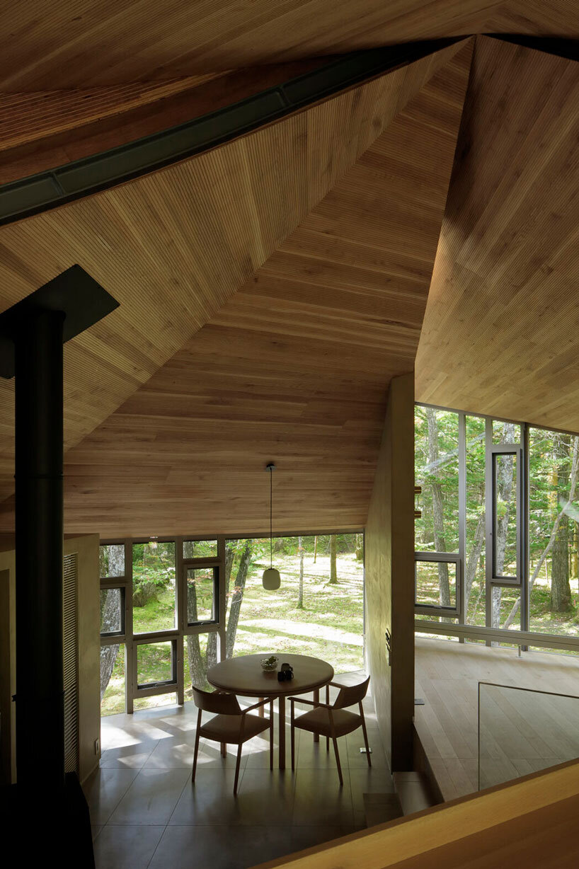 Villa con dosel de madera hexagonal en un jardín de musgo japonés