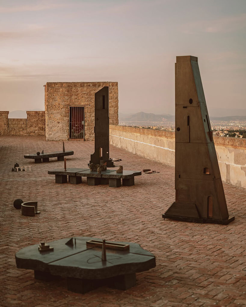 Esculturas totémicas forman una instalación específica del paisaje de piedra volcánica en Nápoles
