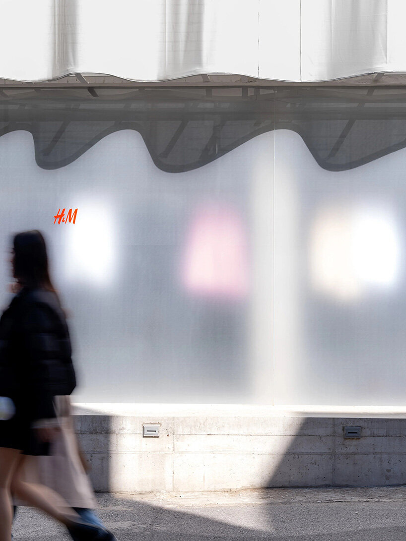 Fachada translúcida en capas de la tienda H&M Seúl con silueta filtrante de silueta ondulada