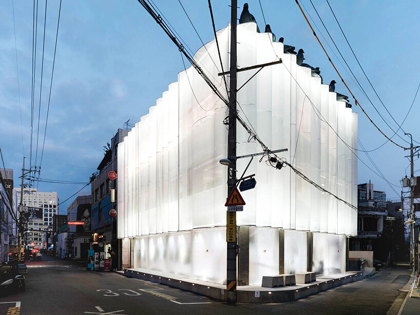 Fachada translúcida en capas de la tienda H&M Seúl con silueta filtrante de silueta ondulada