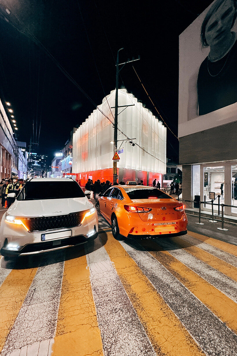 Fachada translúcida en capas de la tienda H&M Seúl con silueta filtrante de silueta ondulada