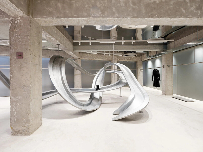 Fachada translúcida en capas de la tienda H&M Seúl con silueta filtrante de silueta ondulada